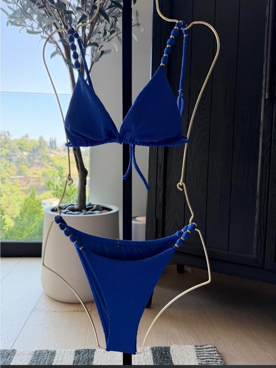 Vix Paula Hermanny Other - Vix Paula Hermanny Royal Blue bikini
WILL TRADE SET OR BOTTOMS FOR Medium